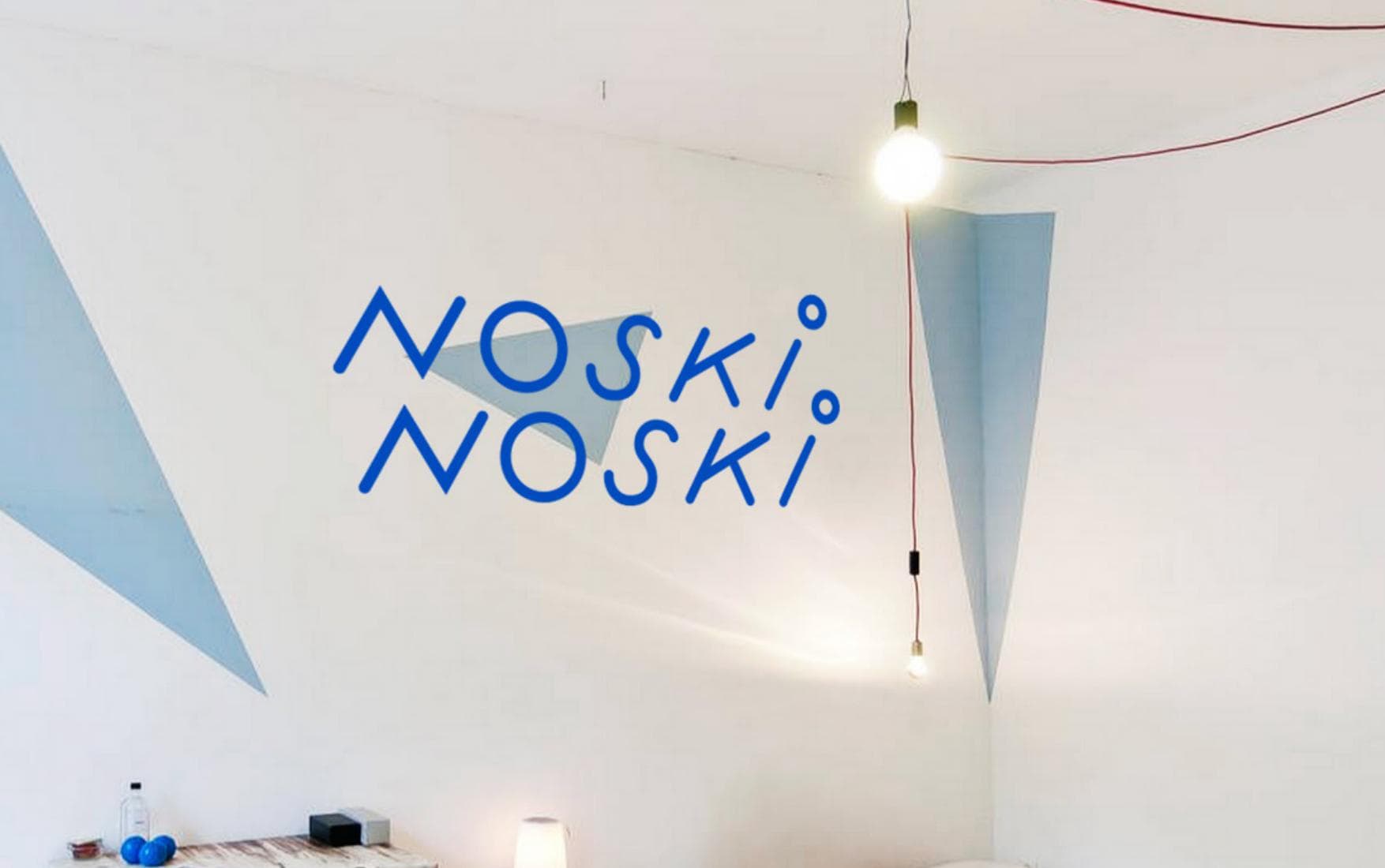 Pierwsze logo Noski Noski z 2015 — hero w pokoju, Marta Nendza i Piotr Tuszewicki, pamiątka założycieli.