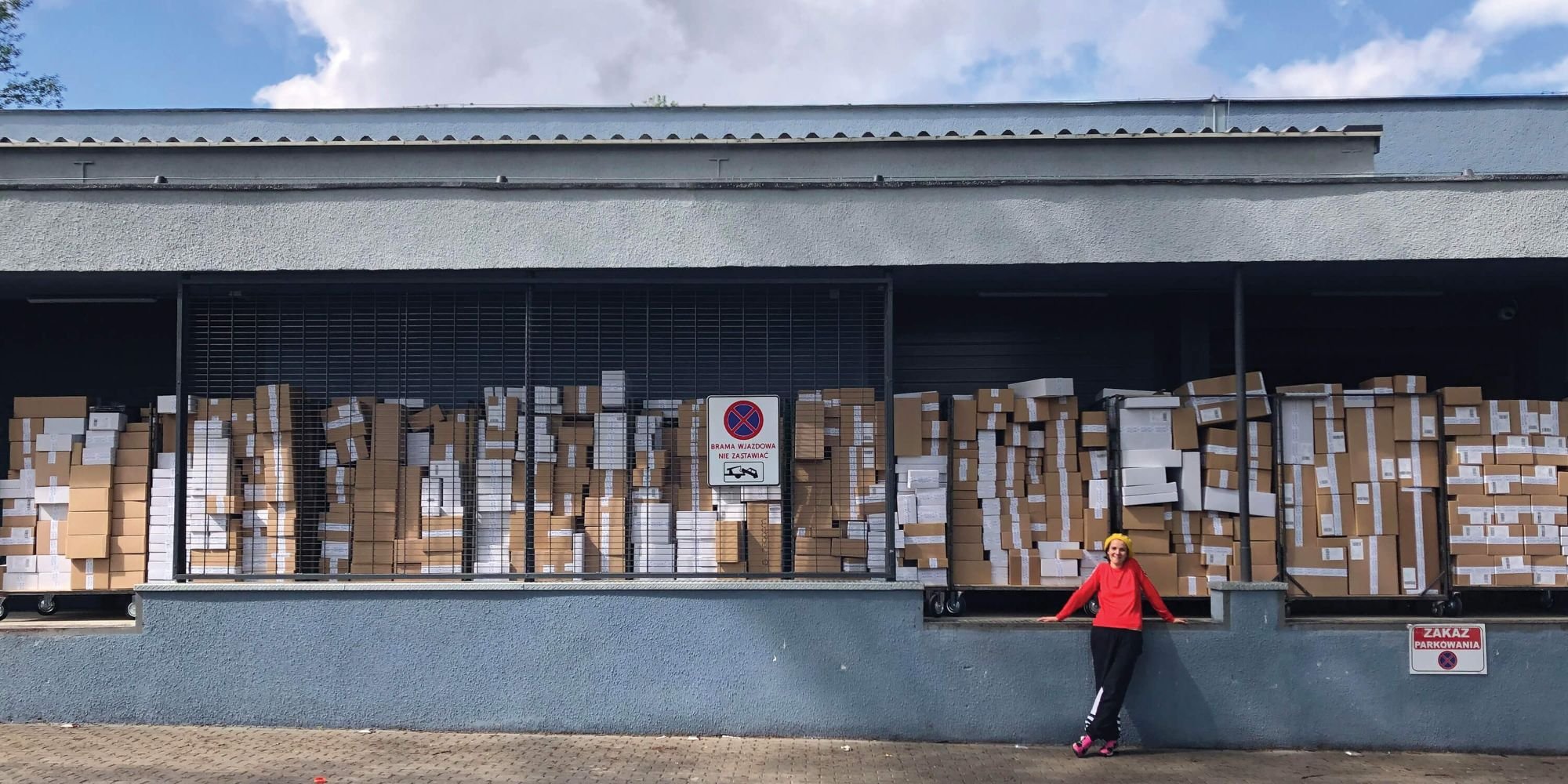 Marta Nendza przed tysiącami paczek Noski Noski w magazynie — Dzień Dziecka